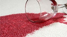 Jak vyčistit odolné skvrny z koberce? Klady a zápory různých metod