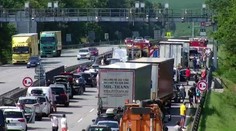 Na D1 se stala hromadná nehoda. Dálnice byla uzavřená, přistál vrtulník