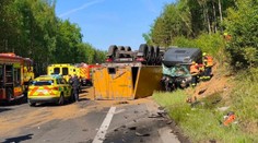 Tragická nehoda u Chebu: Náraz utrhl kabinu kamionu a řidiče katapultoval ven
