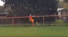 Fotbalista při zápase zabil nebohé zvíře. Stačil mu jediný kop
