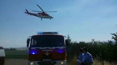 Balkon se čtyřmi lidmi se zřítil k zemi, pro zraněné letěl vrtulník