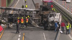 Při nehodě vězeňského autobusu zemřel dozorce. Řidič tahače vinu popírá