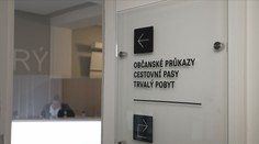 Politici diskutují o útlumu rodných čísel. Lidé by to nepoznali, tvrdí Bartoš