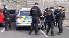 Skupinka mladistvých v Plzni brutálně zbila muže. Skončil v nemocnici