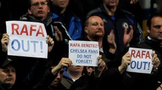 Táhni, Rafo, křičí fanoušci Chelsea. Nerozumím, kontruje Benítez
