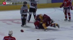 Hokejová bitka: Rytnauer seřezal Ondráčka, děkovat přišel v pantoflích