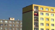 Hrozivé neštěstí: Dítě (7) vypadlo na Slovensku z okna, letělo ze šestého patra