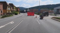 Dělník opravoval silnici. Zemřel pod koly nákladního auta