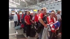 Fanoušci se valí do Ženevy. Videa z letiště a ze Švýcarska