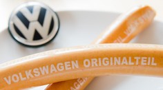 S auty to drhne, ale klobásy frčí. Bestsellerem Volkswagenu je currywurst