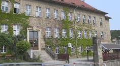 Zfetovaný muž vyděsil děti před školou v Děčíně. Máchal kolem sebe nožem