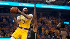 Vtipný vlastňák, pak dominance. Hvězda Lakers napodobila legendy