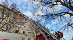 Pražští hasiči vyjeli k požáru v obytném domě, zachránili šest lidí