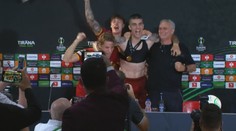 Hráči AS Řím slavili titul i na tiskovce. Rozesmáli i vždy vážného Mourinha