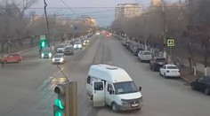 Kamery zachytily děsivou situaci. Dívka vypadla z minibusu během jízdy