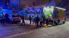 Přístřešek a rodinný dům v Praze zachvátil požár. Čtyři lidé jsou zranění
