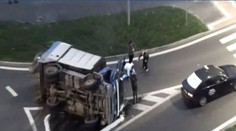 Opilý mladík ukradl popelářské auto, na kruháči ho převrátil! Pak utekl