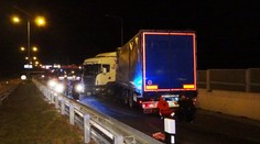 Kamion vjel na opravovanou silnici a rozbil se o zátaras