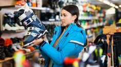 Decathlon varuje před závadnými sněžnicemi. Zákazníkům je opraví