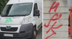 Grázl posprejoval celé město! Počmáral auta, domy i ploty