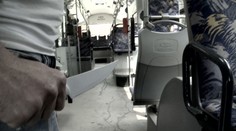 Mladík děsil cestující v autobusu nožem, před strážníky chtěl utéct