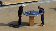 Na chlapce spadla na hřišti 80kg část hračky! Rozbila mu hlavu