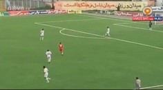 VIDEO: Jasnému gólu zabránil hráč, co se rozcvičoval! Co na to rozhodčí?
