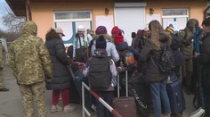 Auta stojící v koloně a tisíce lidí. Takto vypadají ukrajinsko-slovenské hranice