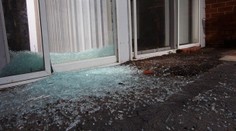 Matka nechala děti bez dozoru. V noci se toulaly a rozbily dveře