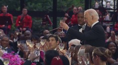 Biden uspořádal v Bílém domě státní večeři. Přišli prezidenti Clinton i Obama
