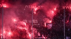 Derby věčných nepřátel se nedohrálo. Fanoušci trefili hráče dělobuchem