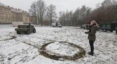 Robot i nákladní dron: Reportérka si zkusila top techniku Vojenské policie