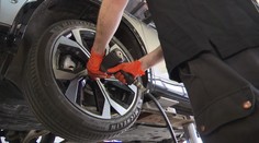 Někteří řidiči už přezouvají auta. Ještě je brzy, počkejte, radí pneuservisy