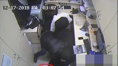 Lupiči přepadli fastfood, svázali ženu a vybrali trezor. Poznáte je?