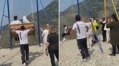 Ženy se houpaly nad kilometry hlubokou propastí, houpačka se utrhla