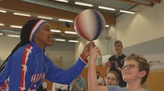 Hráči Harlem Globetrotters si v Německu zkusili basketbal na invalidním vozíku