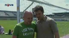 Video: Petr Čech bude dál chytat v helmě
