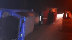 Výrostkům vadilo, jak auta parkují. Převrátili je na bok