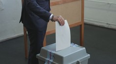 První den voleb: Odvoleno má prezident i lídři kandidujících uskupení