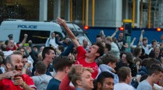 Šílenství na ostrovech: Angličané řádili v ulicích a skákali po autech!