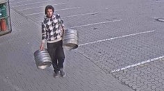 VIDEO: Policisté pátrají po zlodějích sudů v Hradci Králové