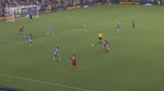 Fotbalista napřáhl a síť se zavlnila. Skončila v ní ale kopačka
