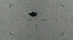 USA zveřejnily nové záběry UFO. Neznámý objekt na nich pronásleduje stíhačku
