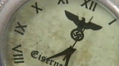 Ministr Pecina hájí prodej hodinek s nacistickými symboly! Veteráni protestují