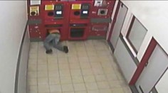 VIDEO: Lezl do automatu, kradl prázdné láhve a znovu je vracel