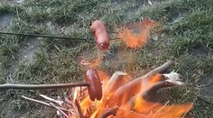 Muž měl vykrást dům. Předtím si na zahradě opekl špekáček