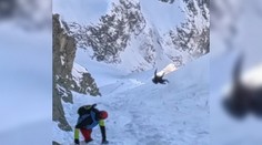 V Tatrách se při sestupu zřítil horolezec. Video zachytilo děsivý pád