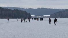 Po dlouhých šesti letech kompletně zamrzlo Lipno. Vydala se na něj spousta lidí