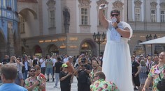 Lidé na Staroměstském náměstí protestovali proti masovému turismu