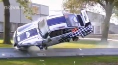 VIDEO: Při rallye se jezdci zasekl plyn, napálil to do bariér a skončil v řece